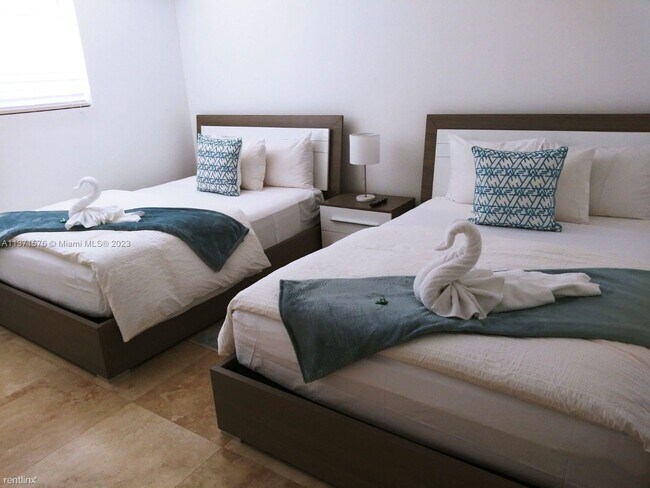 Building Photo - 2 br, 2 bath Condo - 19370 Collins Ave Apt...