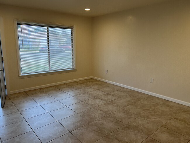 Foto del edificio - 718 Charlana Dr