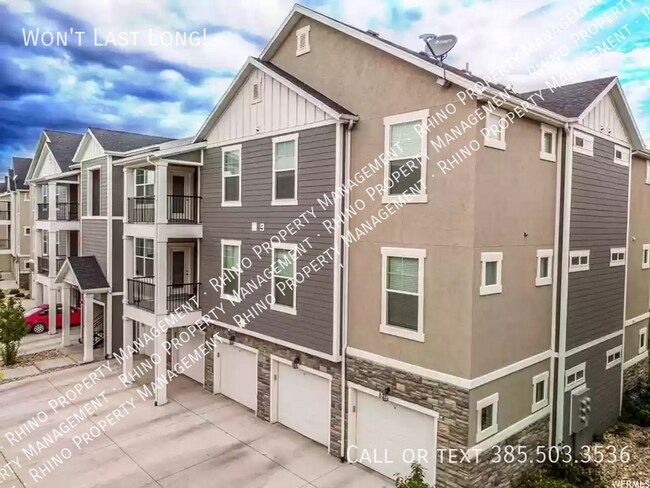 Foto del edificio - REDUCED PRICE!! 3 Bedroom/2 Bathroom Condo...