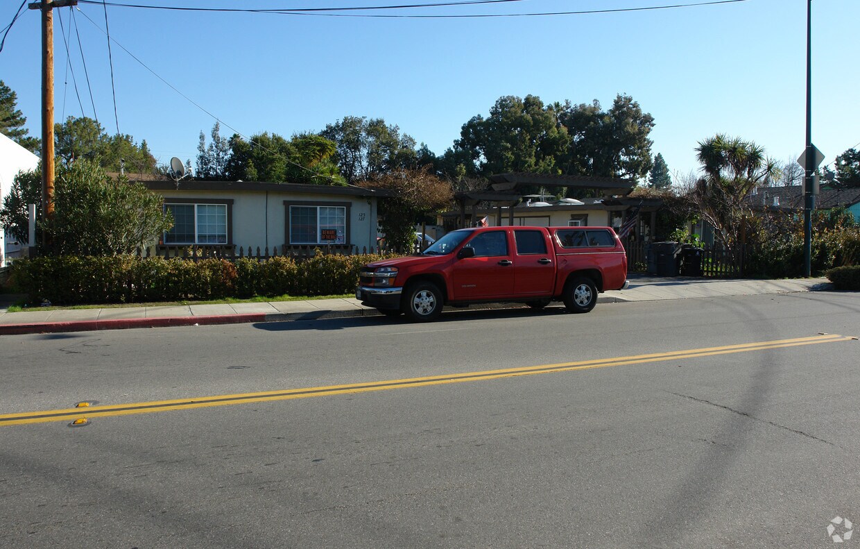 Building Photo - 125 Escuela Ave