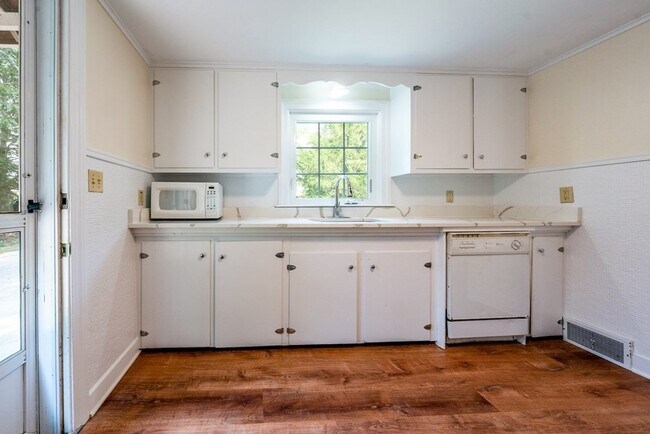 Building Photo - 55 Pine Cone Dr