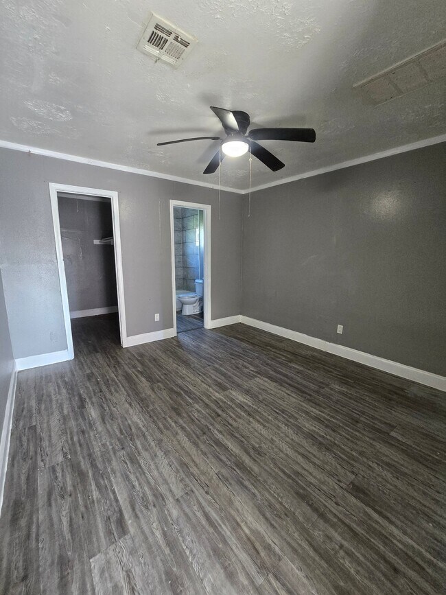 Building Photo - 4820 Oak Ave