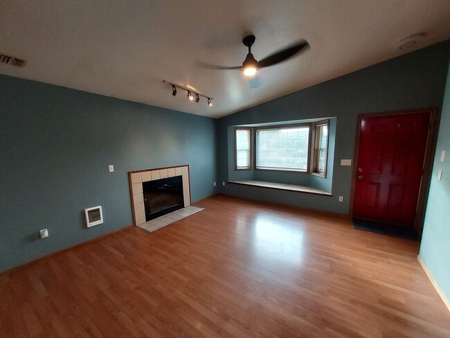 Building Photo - Available Now 3 bd 1.5 bath