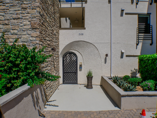 Building Photo - 3128 Cañon St