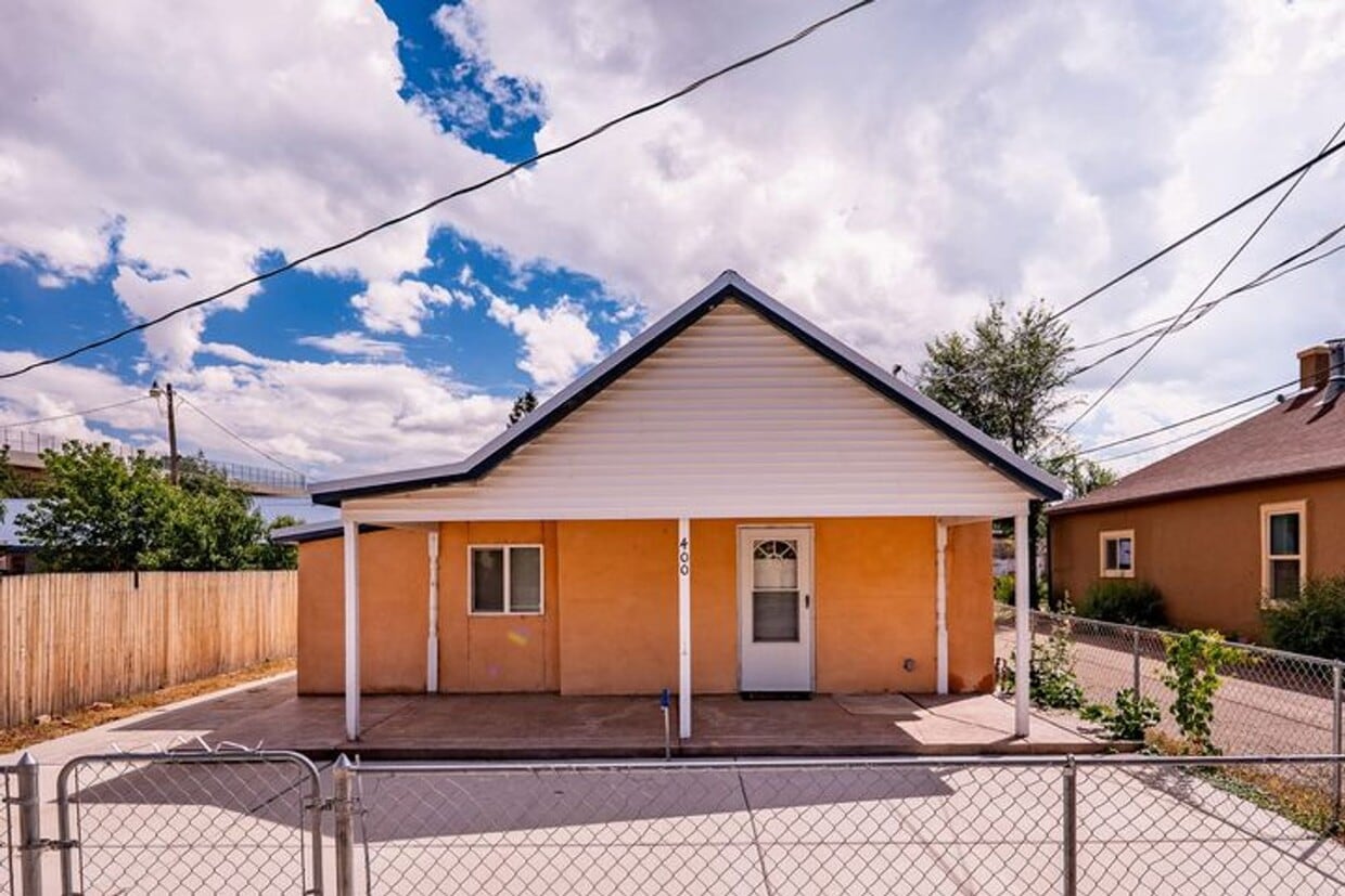 Primary Photo - 2 Bed Home walking distance to College and...