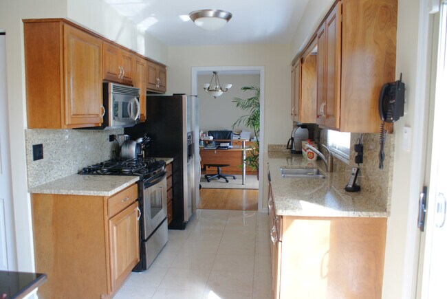 Building Photo - 2S661 Ave Normandy W