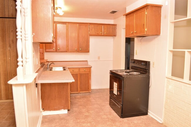 Building Photo - 2807 Vanda Ave