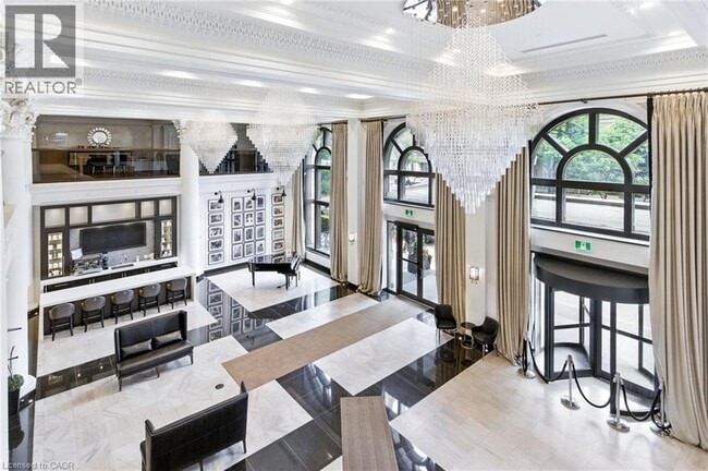 Building Photo - 118 King St E