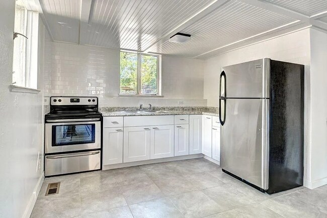Foto del edificio - PRICE DROP!!!  Beautiful 3 Bed / 1 Bath Garden Apartment in Prime Boulder Location!