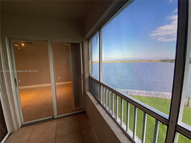 Foto del edificio - 2803 N Oakland Forest Dr
