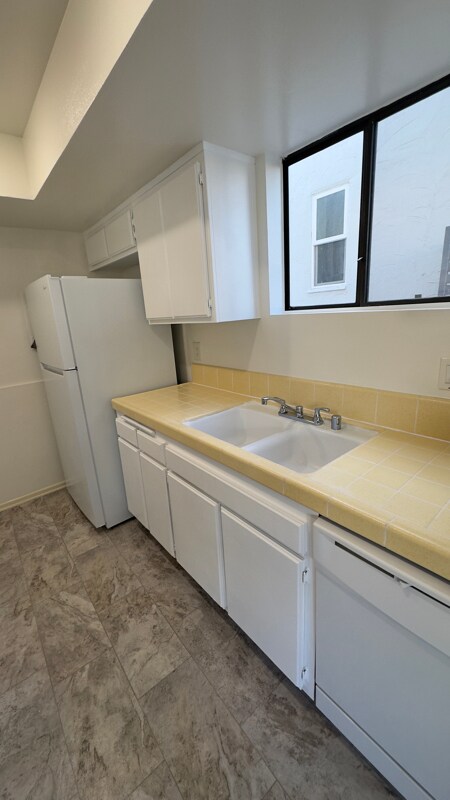 Foto del edificio - 135 N Swall Dr