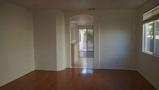 Building Photo - Gorgeous 3 bedroom 2 bathroom home in Sacramento!