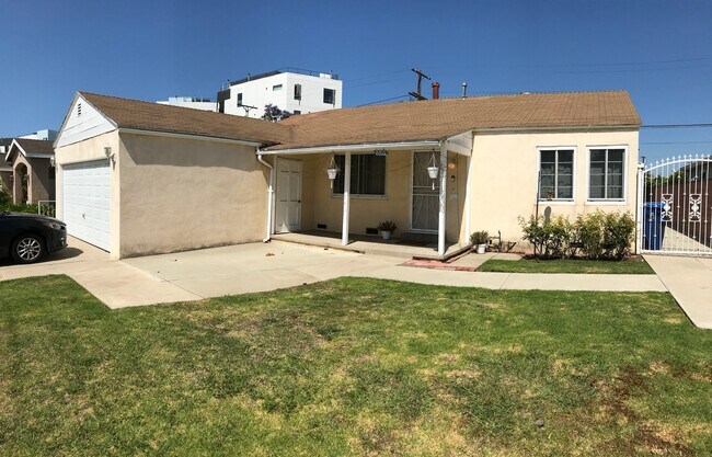 Foto del edificio - 8819 Kittyhawk Ave