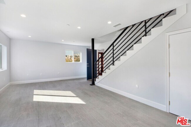 Foto del edificio - 6032 Romaine St