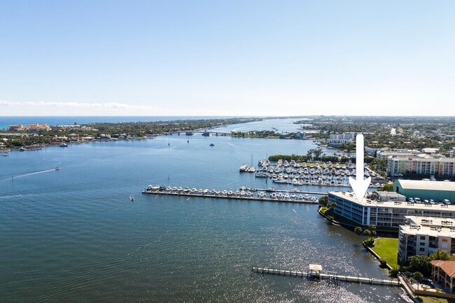 Foto del edificio - 100 Waterway Dr S