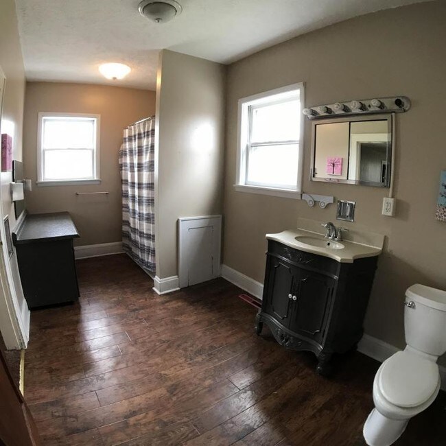 Building Photo - 100 E Main St