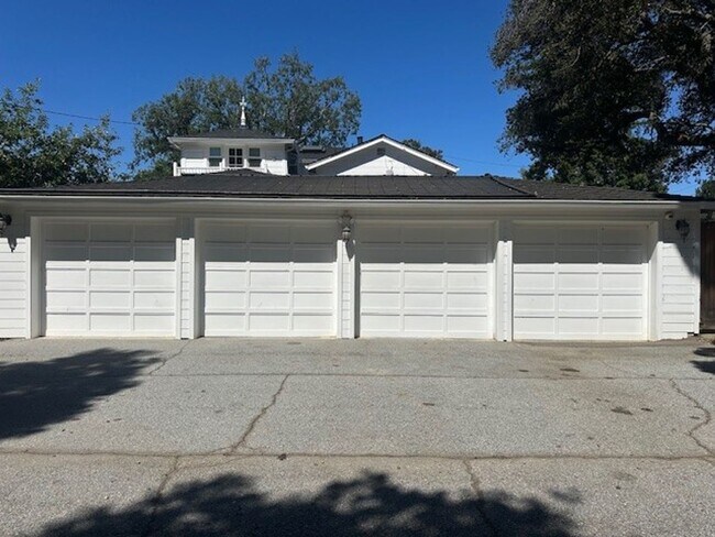 Foto del edificio - Historic Home On Huge Lot With Swimming Po...