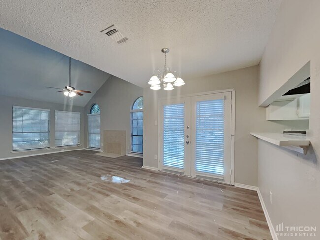 Building Photo - 561 Oxbow St