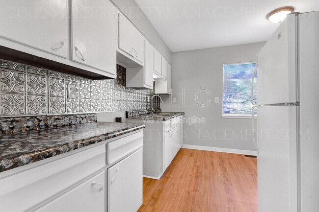 Foto del edificio - 2421 Lindsay Ave