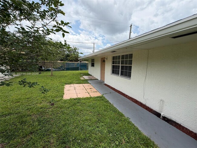 Foto del edificio - 808 SW 30th St