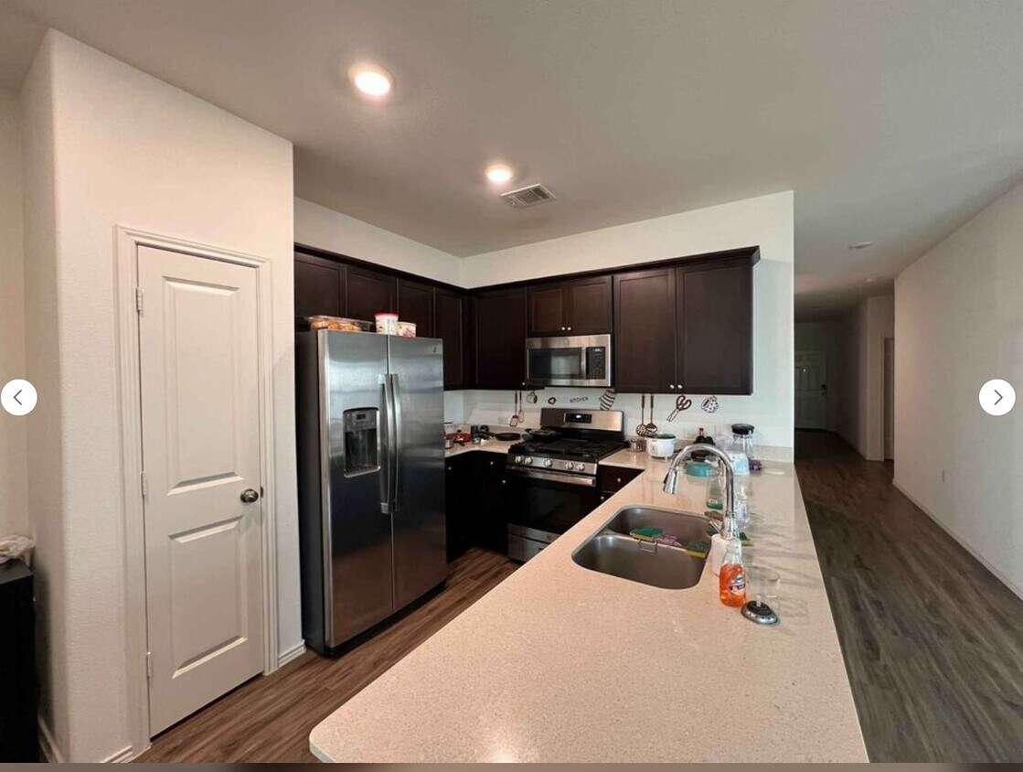 Foto del edificio - 2205 Forgetmenot Ln