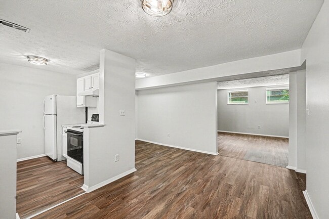 Building Photo - 562 Glenwood Ave