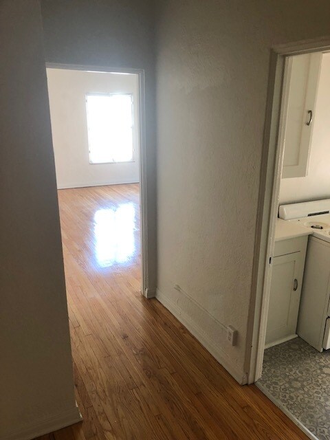 Building Photo - 631 S Cloverdale Ave