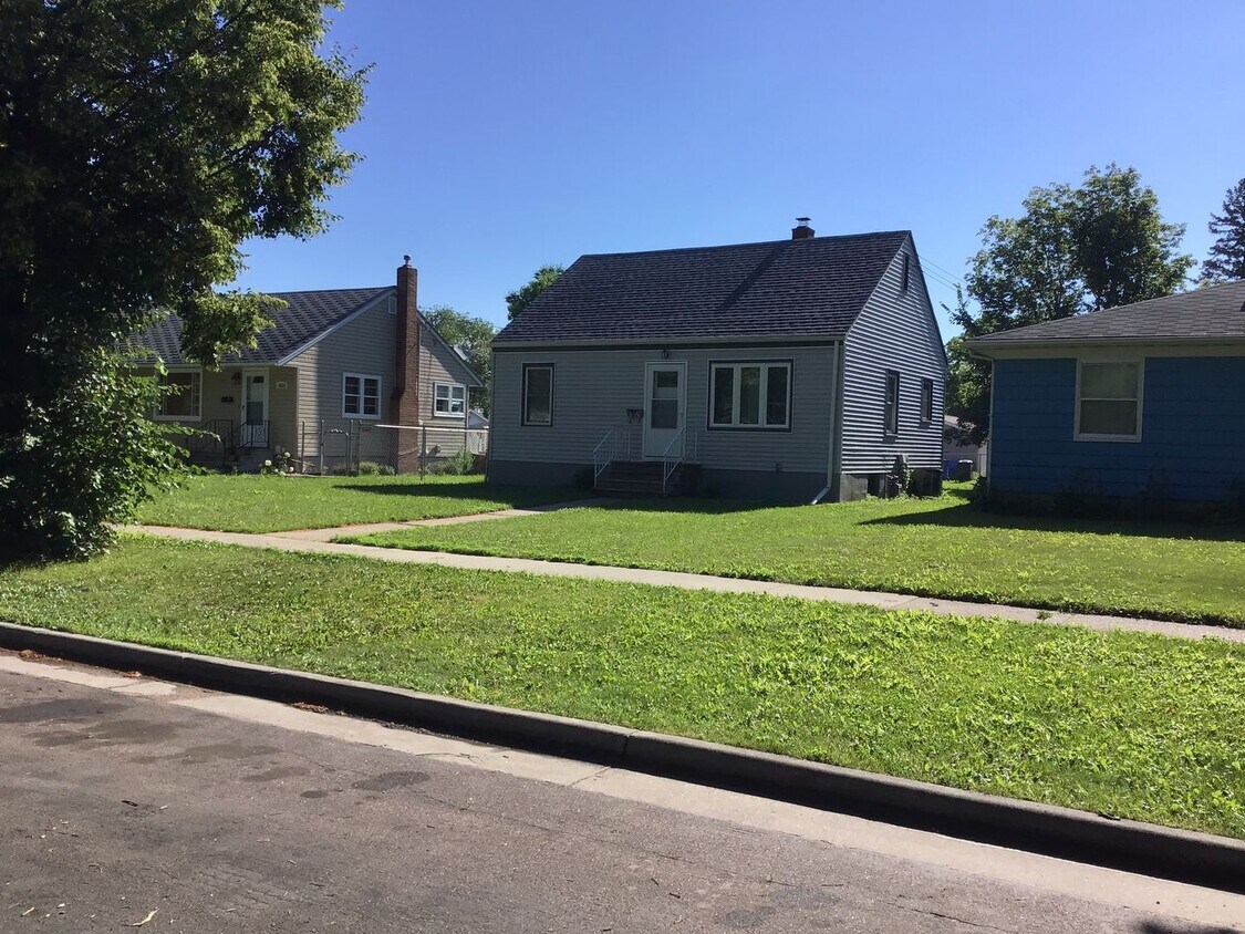 Primary Photo - 3 Bedroom 2 Bath Single Family Home in Far...