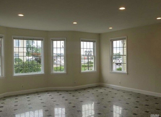 Foto del edificio - 7811 Shore Rd