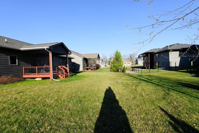 Foto del edificio - "Luxury Ranch Living: Your Dream Home with Furnished Basement in Urbandale"