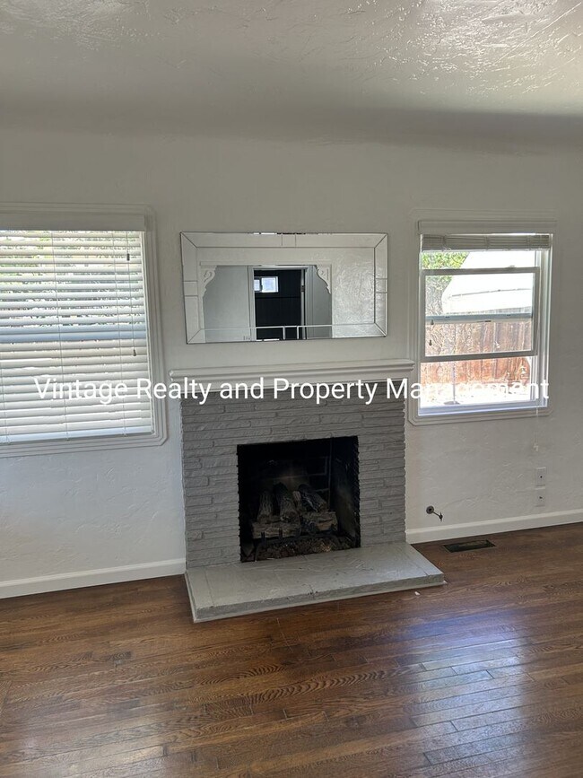 Foto del edificio - Updated 2 Bedroom Classic Home That's Ready To Go!!!