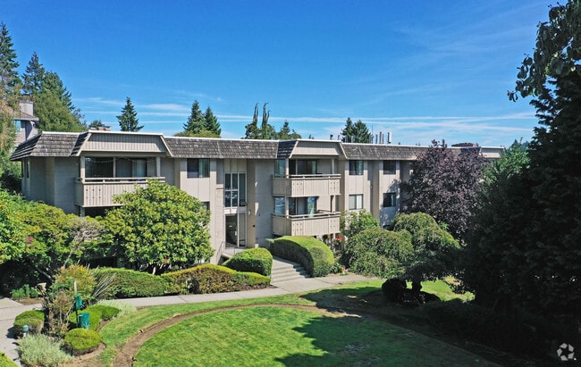 Building Photo - Le Chateau Apartments