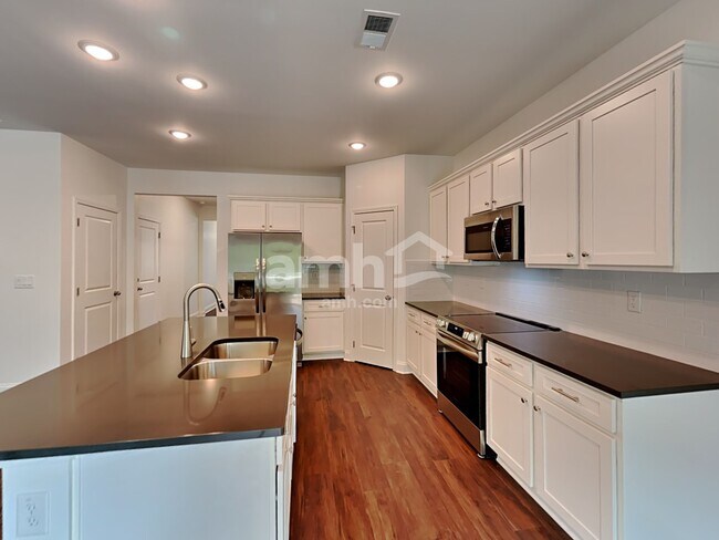 Building Photo - 163 Pecan Dr