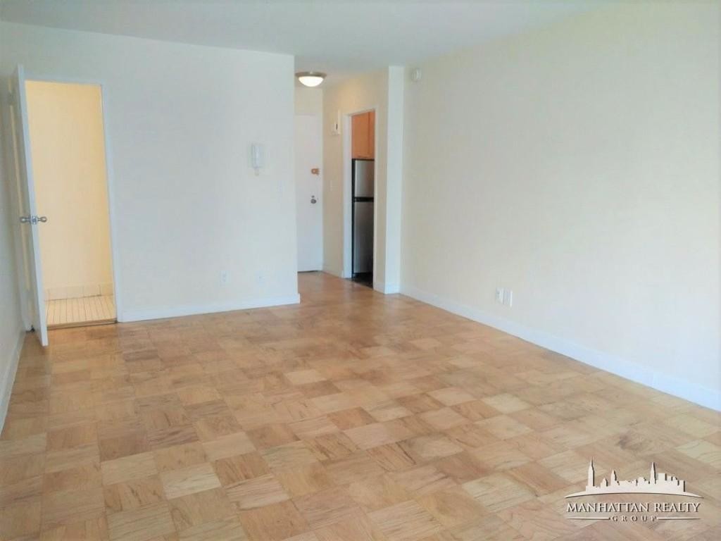 Building Photo - 124 E 56th St