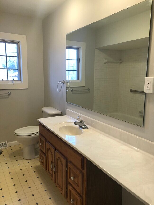 Building Photo - Renovated Rent to Own home in Belleville!