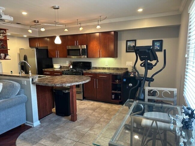 Foto del edificio - COMING SOON! Attractive Condo, Lots of Upgrades! Walk to UK! W/D, Off-Street Parking