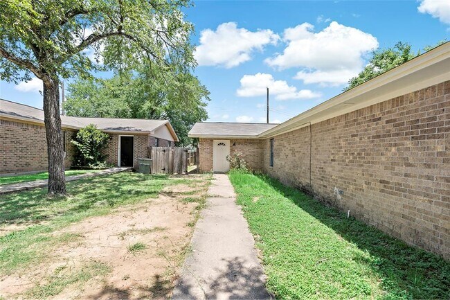 Building Photo - 2809 Sprucewood St