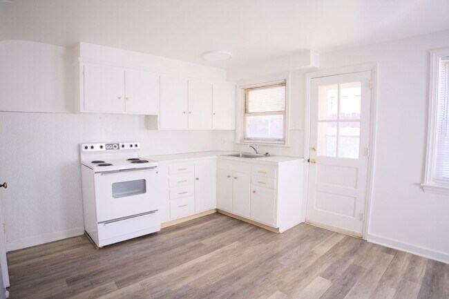 Building Photo - Cute & Cozy Interior Rowhome