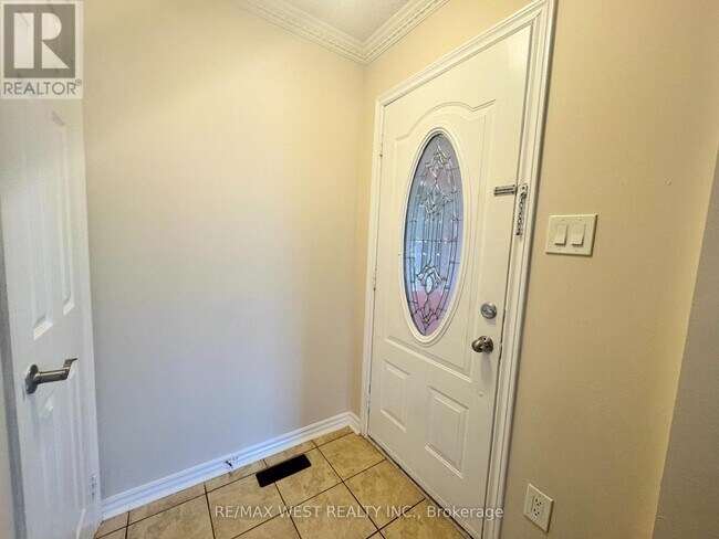 Building Photo - 88 Toba Crescent