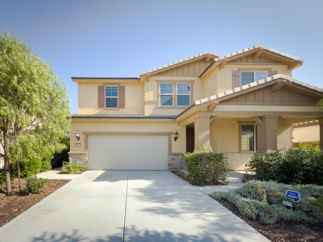 Foto principal - Beautiful 2 Story 5 Bedroom SOLAR Home + L...
