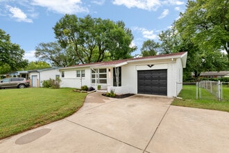 Building Photo - 211 E Meadowlark Rd