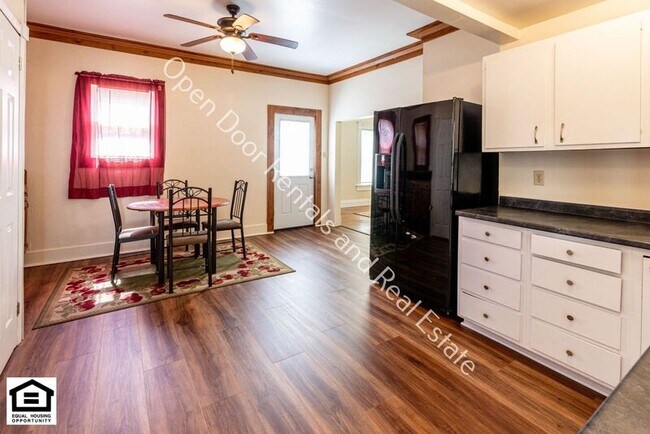 Building Photo - 708 E 9th St