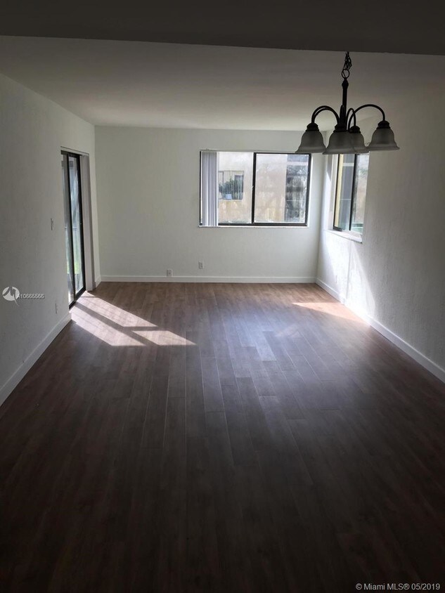 Foto principal - 163 Lakeview Dr