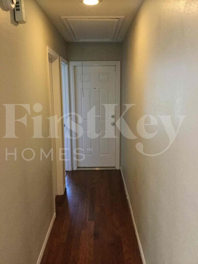 Foto del edificio - 4030 Meadowgold Ln