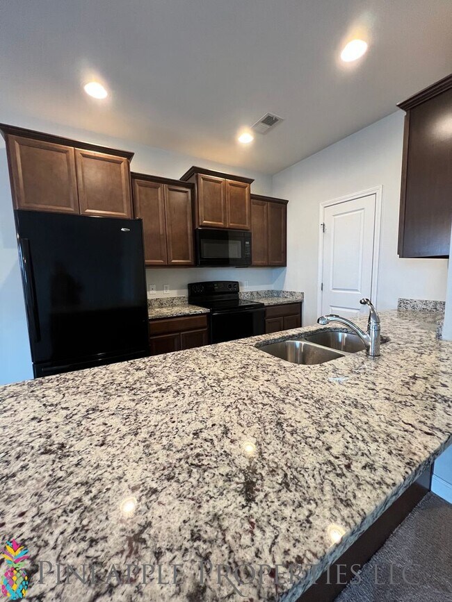 Building Photo - HUGE 3bed/2.5 Bath Townhome Available Now