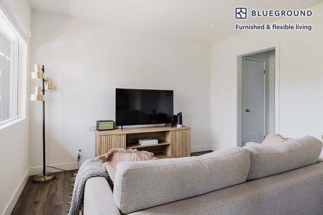 Building Photo - 4140 Grand View Blvd