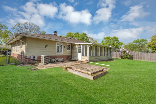 Building Photo - 601 Sycamore Dr