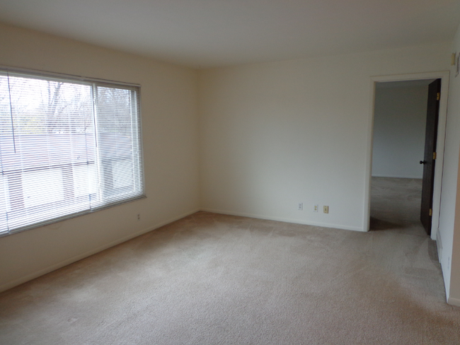 Building Photo - 6560 Kingsbridge Dr