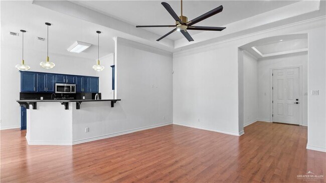 Building Photo - 605 S Excalibur St