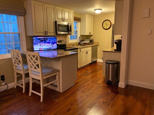 KITCHEN / BREAKFAST BAR - 41 Tiffany Cir